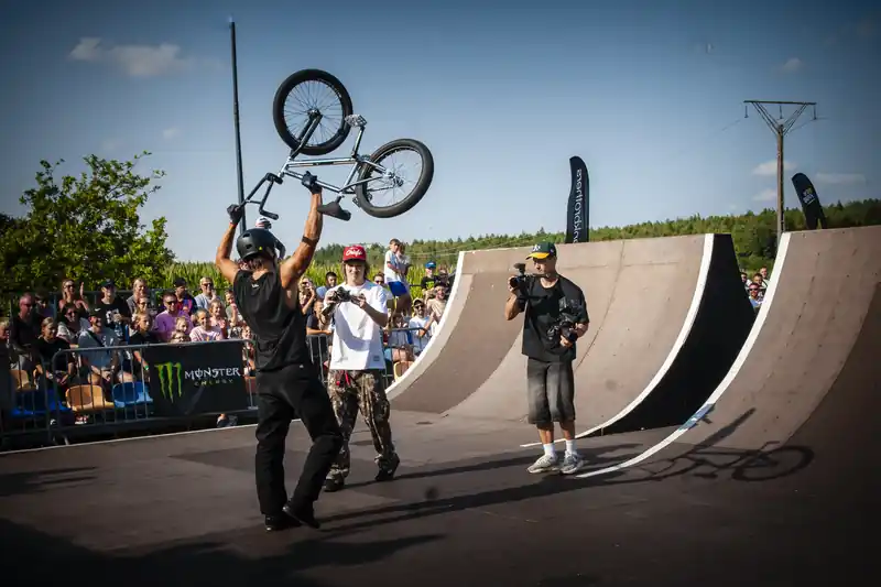 Zawodnik BMX podczas wydarzenia sportowego