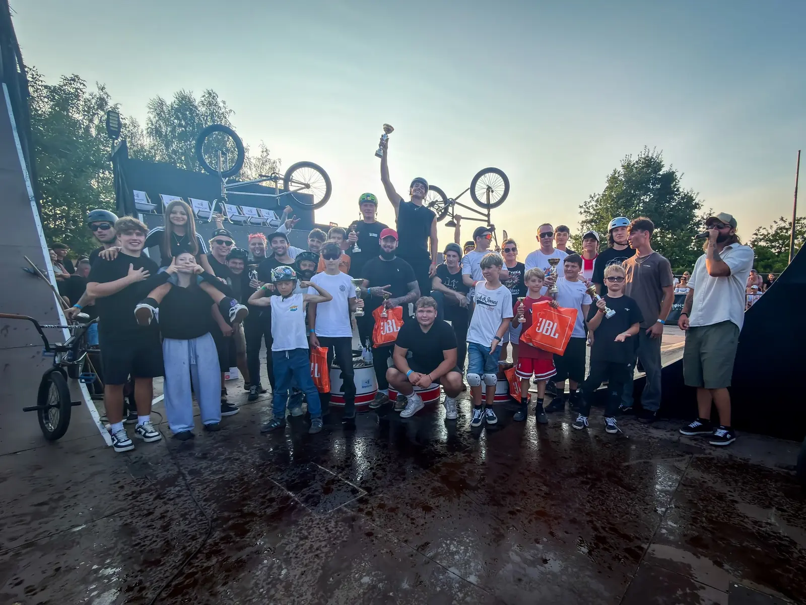 Zawodnicy i uczestnicy Pucharu Polski BMX Freestyle w Sieniawce